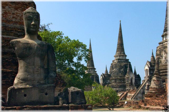 Buddha-Statue und die Chedi des Wat Phra Sri Sanphet