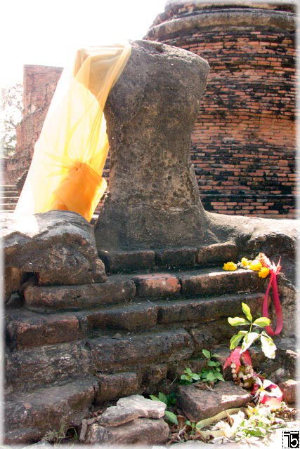 Torso einer Buddha-Statue mit Opfergaben im Wat Phra Sri Sanphet