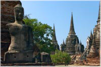 Buddha-Statue und die Chedi des Wat Phra Sri Sanphet