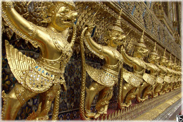 Garudas am Fries der Kapelle des Smaragd-Buddha