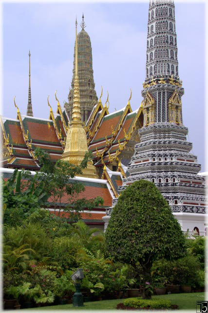 "bunter Prang" - im Hintergrund das königliche Pantheon und einer der goldenenen Stupas
