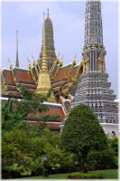 "bunter Prang" - im Hintergrund das königliche Pantheon und einer der goldenenen Stupas