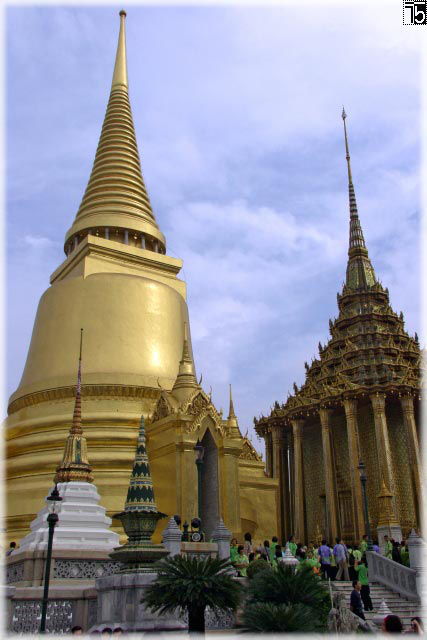 links der zentrale Stupa, rechts die Bibliothek