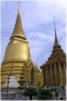 links der zentrale Stupa, rechts die Bibliothek