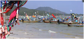 beflaggte Boote am Strand